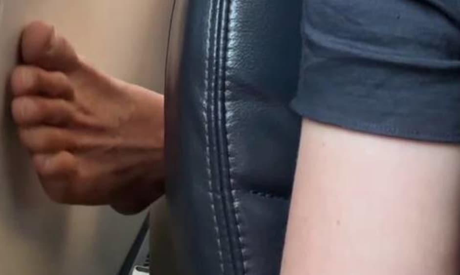 Снимила грозни работи што ги прави патник зад неа во авионот: Среќа што летот траеше еден час (ВИДЕО)