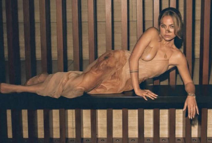 Фото: Убава актерка во центар на внимание: Ги покажа голите гради во фустан