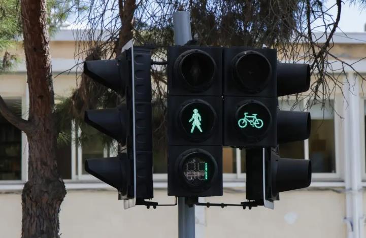 Кипар воведува семафори со женски фигури за пешаците