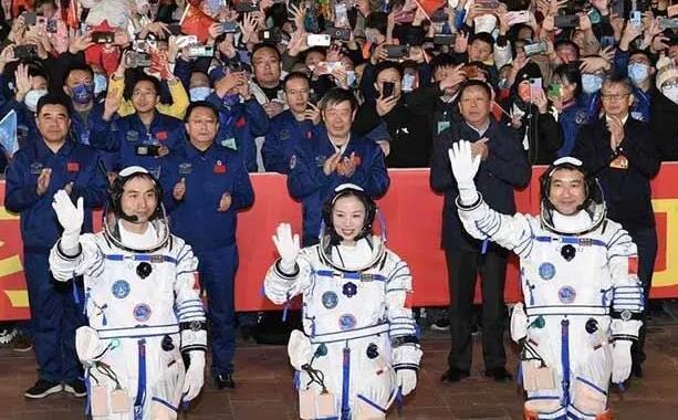 Најмладиот кинески космонаут во Вселената