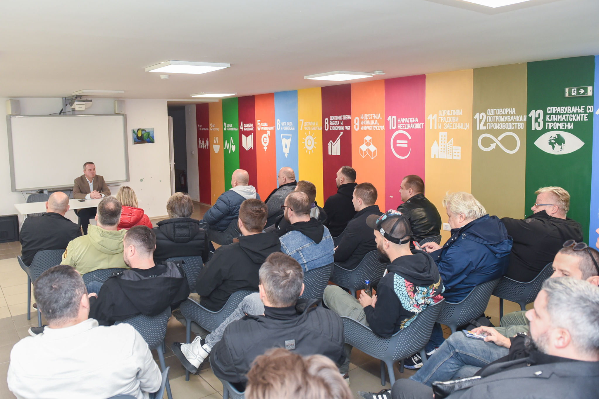 Герасимовски на средба со угостителите: Посебни пунктови за одлагање на отпадот од рестораните и локалите