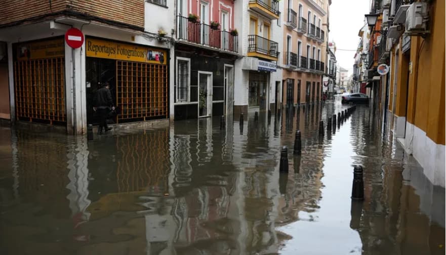 Шпанија под вода: Поплавени болници и училишта, градовите парализирани (ВИДЕО)