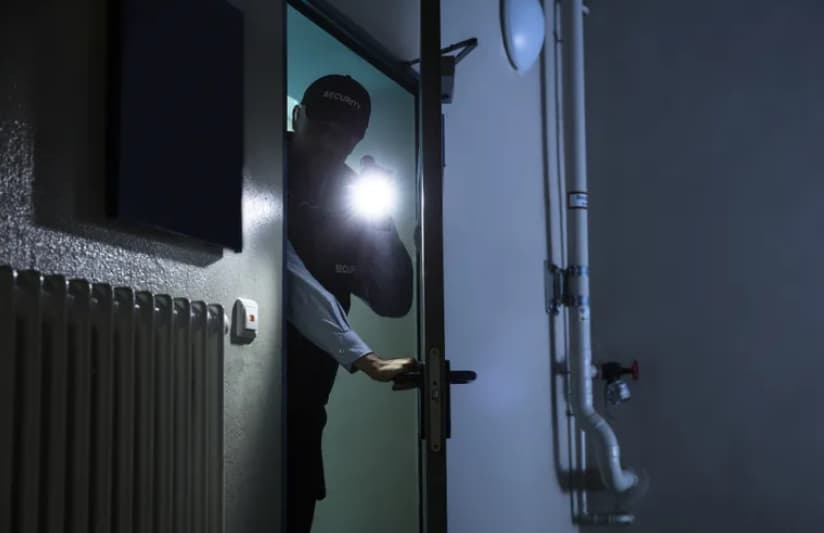 Повикале комуналци поради смрдеа од станот на сосетка, не биле подготвени за ужасот (ВИДЕО)