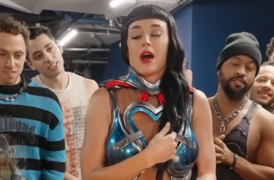 Кети Пери ги згрози фановите на својата роденденска прослава: Таа жена е патетична (ВИДЕО)