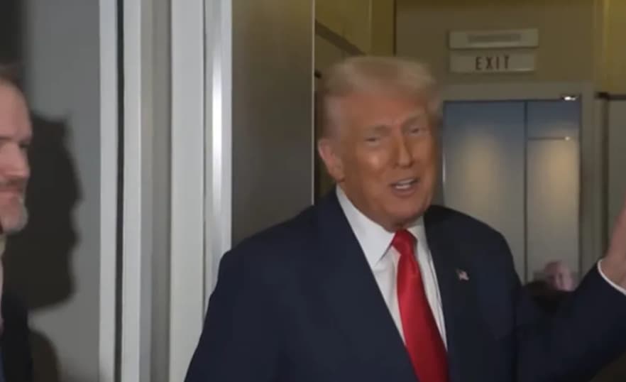 Авионот на Трамп го зафатија турбуленции, сѐ се тресе: Ова е тежок лет (ВИДЕО)