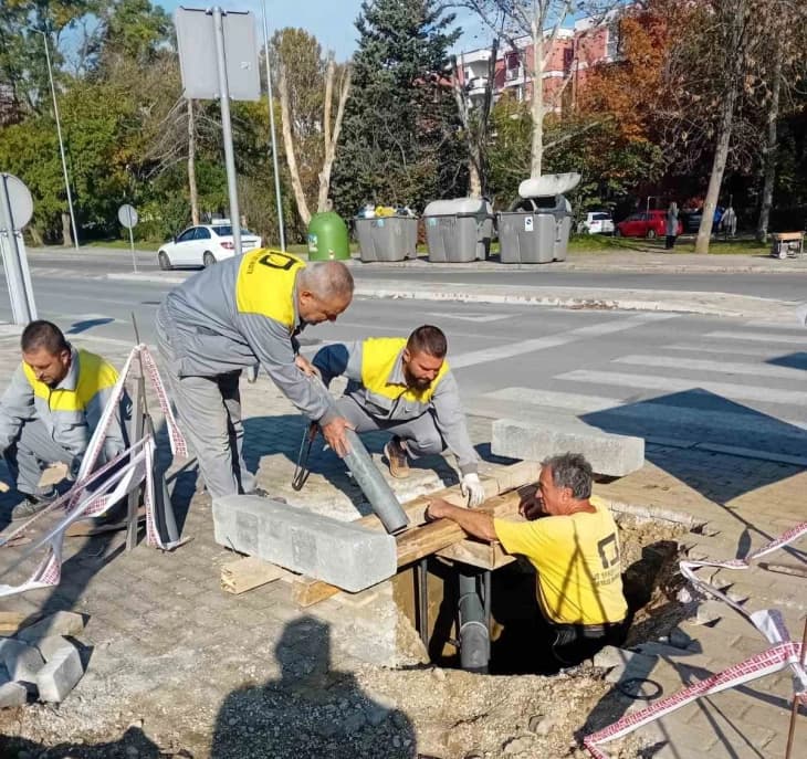 ЈП„Улици и патишта"-Скопје: Бетонирање темели за семафорски столбови на крстосницата на улица „Васко Карангелевски"