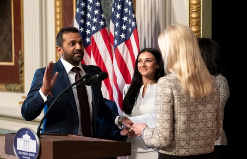 Директорот на ФБИ со владин авион отишол на настап на неговата девојка- не му било прв пат