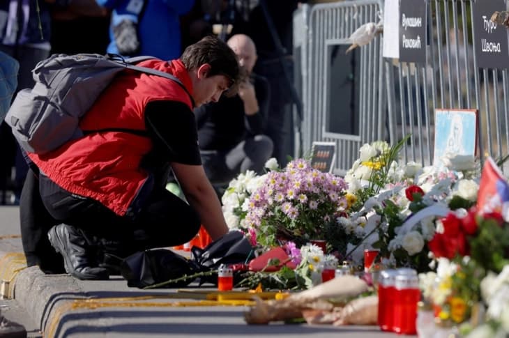 Во тишина оддадена почит за 16-те загинати во падот на бетонската настрешница на железничката станица во Нови Сад пред една година