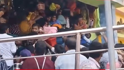 Девет лица го загубија животот, а 18 се повредени во стампедо во индиски храм