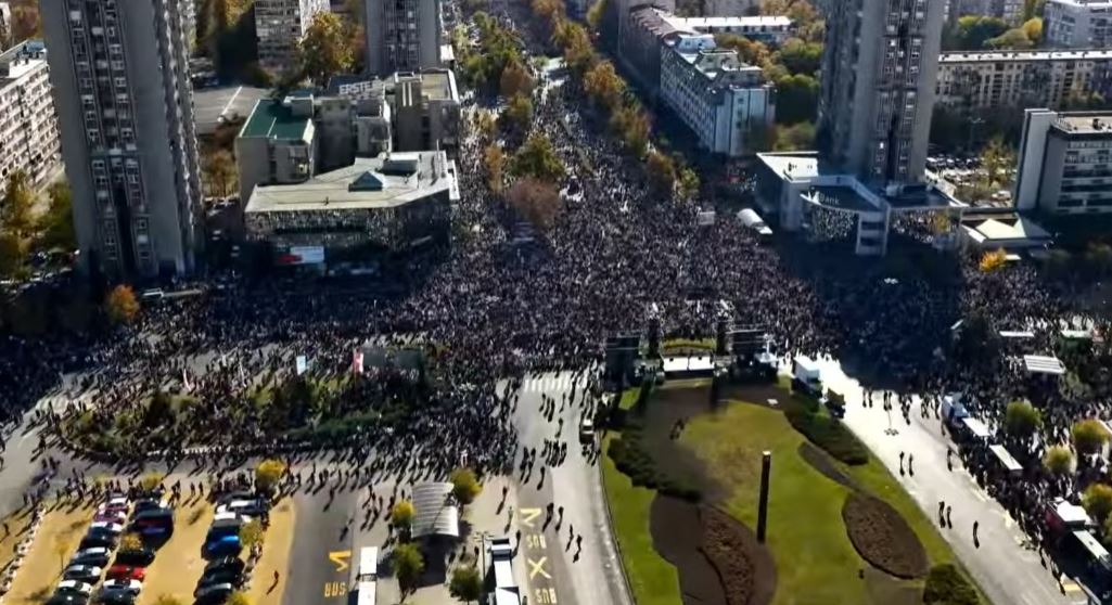 Голем комеморативен собир во Нови Сад по повод годишнината од падот на бетонската настрешница на железничката станица