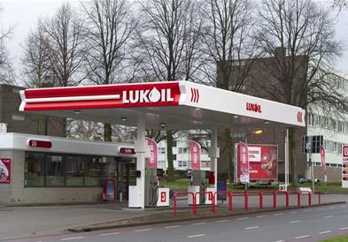 Политико: Бугарија ја разгледува можноста да побара изземање од американските санкции за „Лукоил“