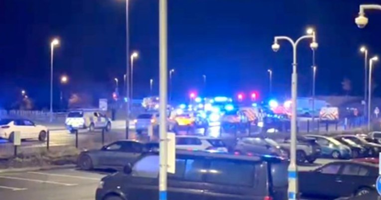 Ужас во воз во Англија: Избодени патници со нож, приведени две лица (ВИДЕО)