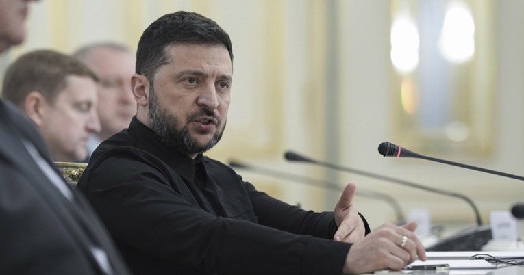 Зеленски најави бесплатно патување со воз и фиксни цени на енергенси за граѓаните