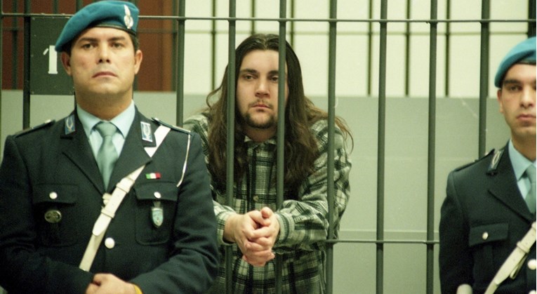 Избега од притвор Италијанецот, кој си ги уби родителите и братот -во тек е голема потера