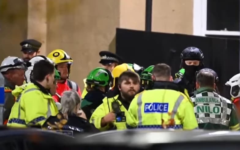 „Имаше крв насекаде“ – сведочење за нападот со нож во воз во Британија, девет лица се тешко повредени (ВИДЕО)