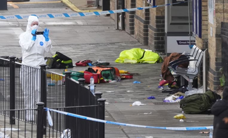 Двајца се борат за живот по крвавниот напад со нож во Англија- патниците во возот мислеле дека е шега за Ноќ на вештерките