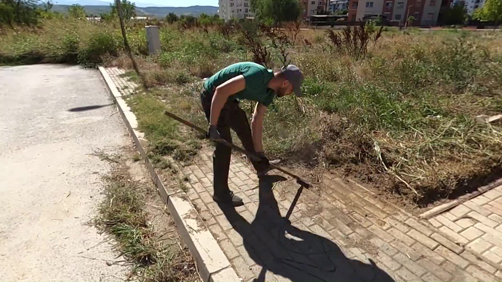 Андреј не ги чека комуналните служби- ги засука ракавите и сам го уредува Скопје