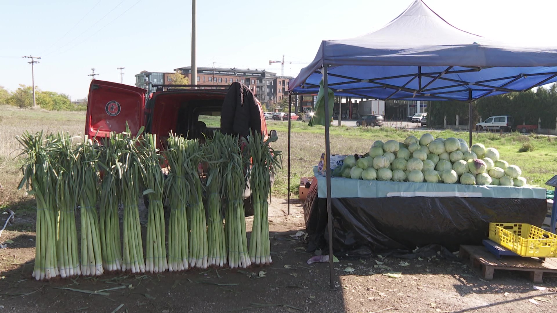 Сезона на зимници на изборен ден- скопјани прво на пазар, па на гласање