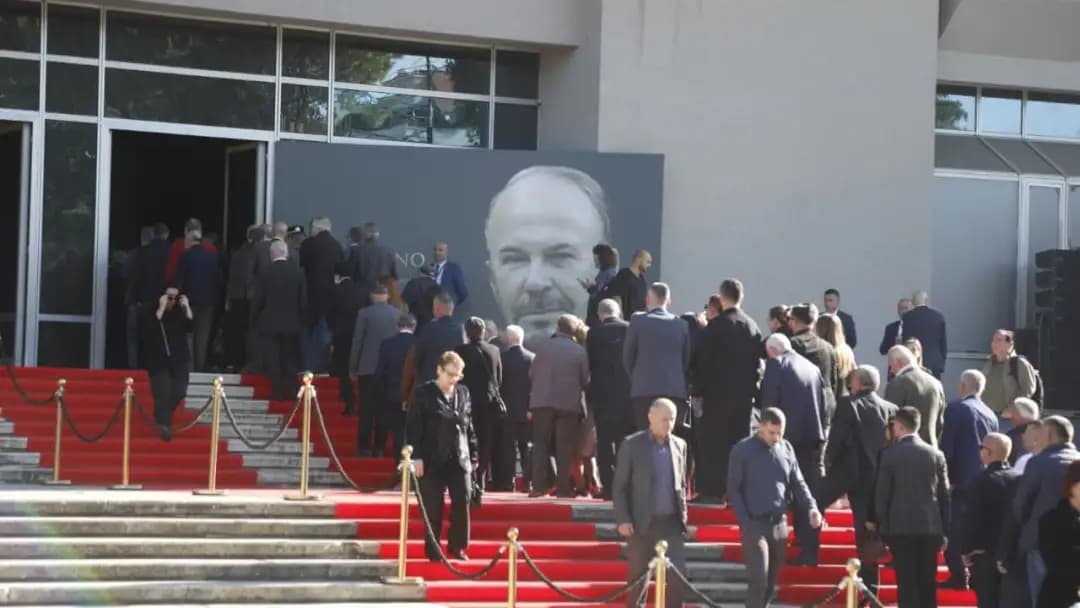 Оддадена последна почит на поранешниот албански премиер Фатос Нано