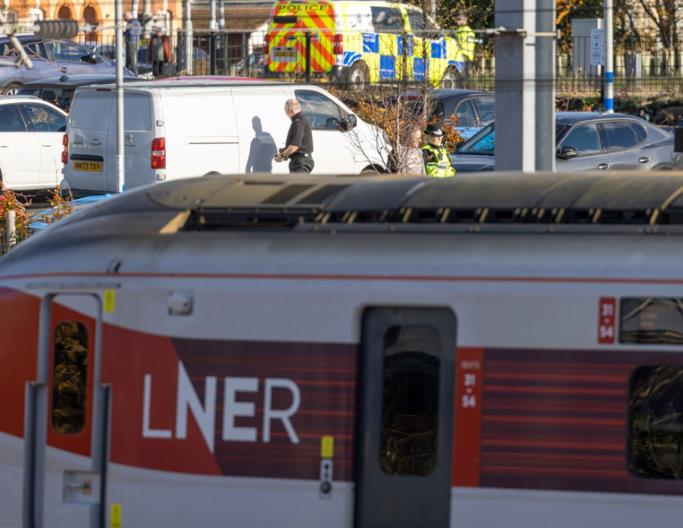 Напаѓачот со нож во возот во Кембридшир обвинет за 10 обиди за убиство