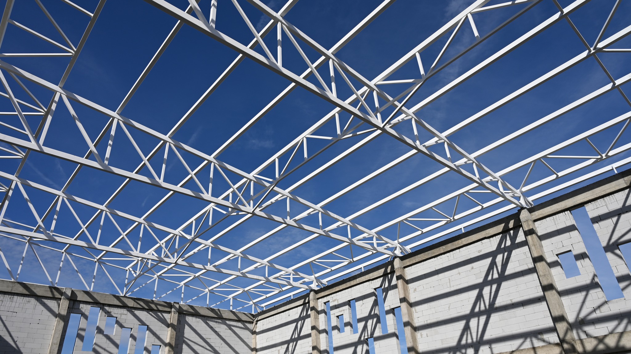 Јанчев: Поставување на кровна конструкција на сенаменскиот објект во село Дреново