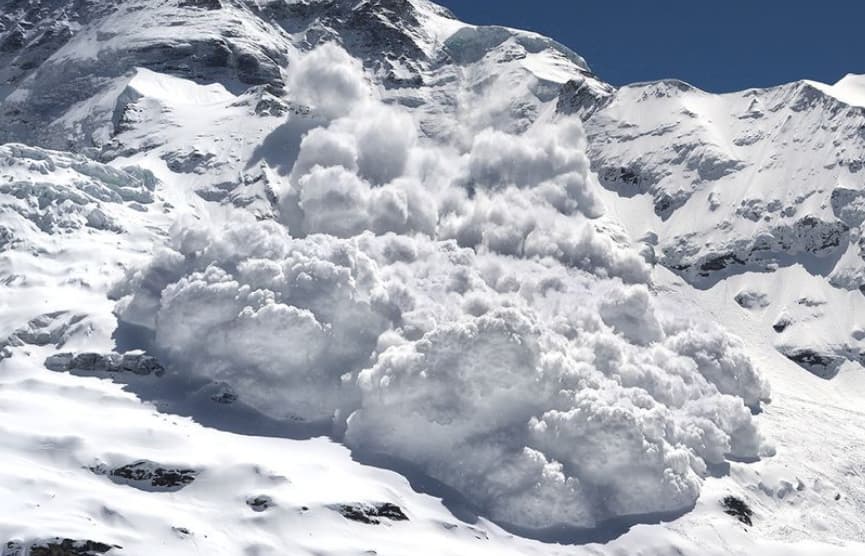 Тројца загинати и осуммина исчезнати алпинисти во лавина на Хималаите