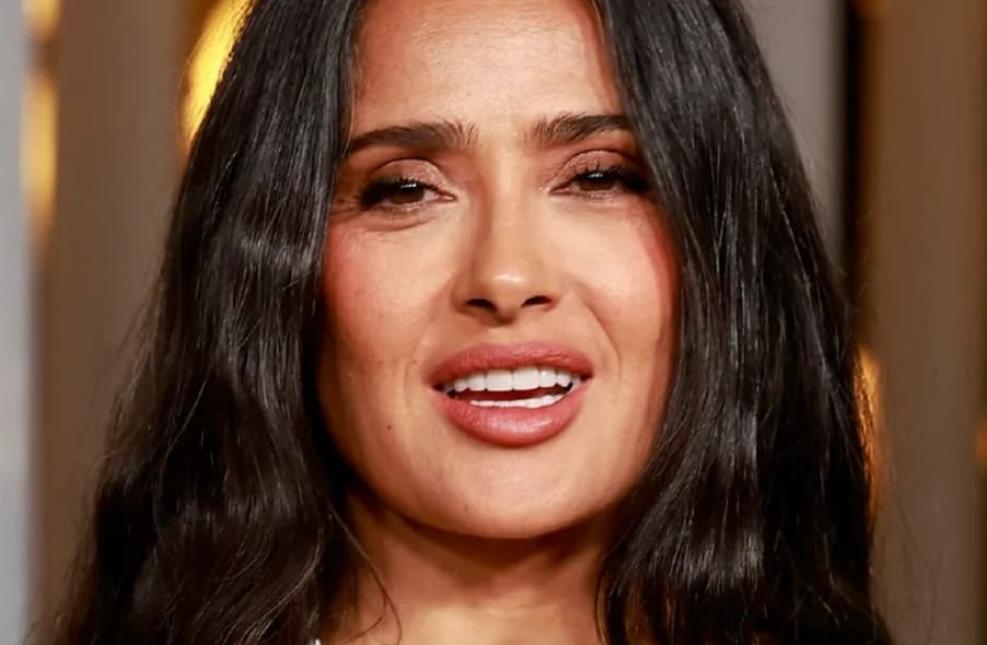 Салма Хајек се појави со сопругот, сите гледаат во нејзиното длабоко деколте (ФОТО)