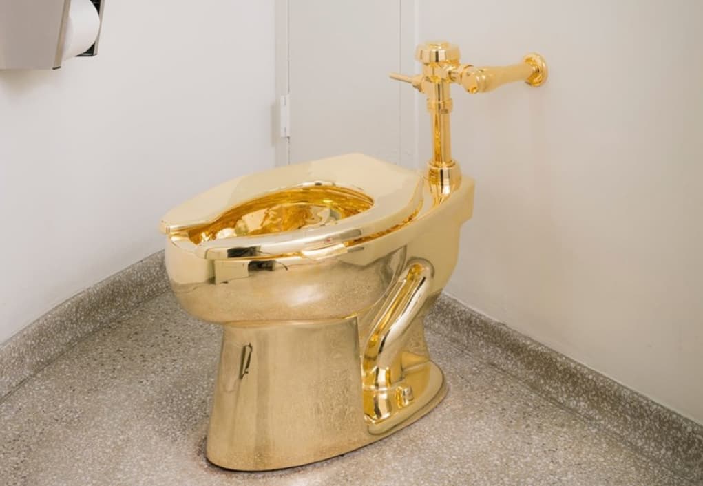 Тоалетна школка, направена од 18- каратно злато наскоро оди на аукција