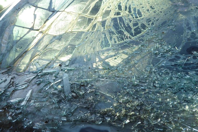 Мистериозен објект падна од небото и удри во автомобил во движење, стаклото почнало да се топи (ВИДЕО)