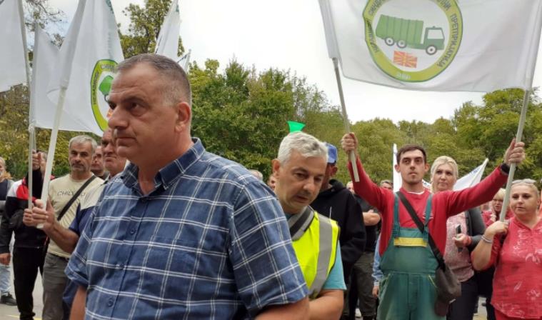 Вработените од „Паркови и зеленило“ добиле ветување дека во текот на денот ќе им биде исплатена септемвриската плата