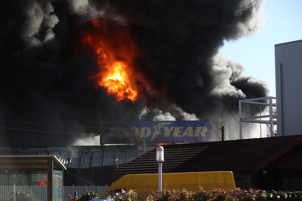 Црниот чад се гледа од Загреб и Самобор: Гори магацин за гуми! (ВИДЕО)
