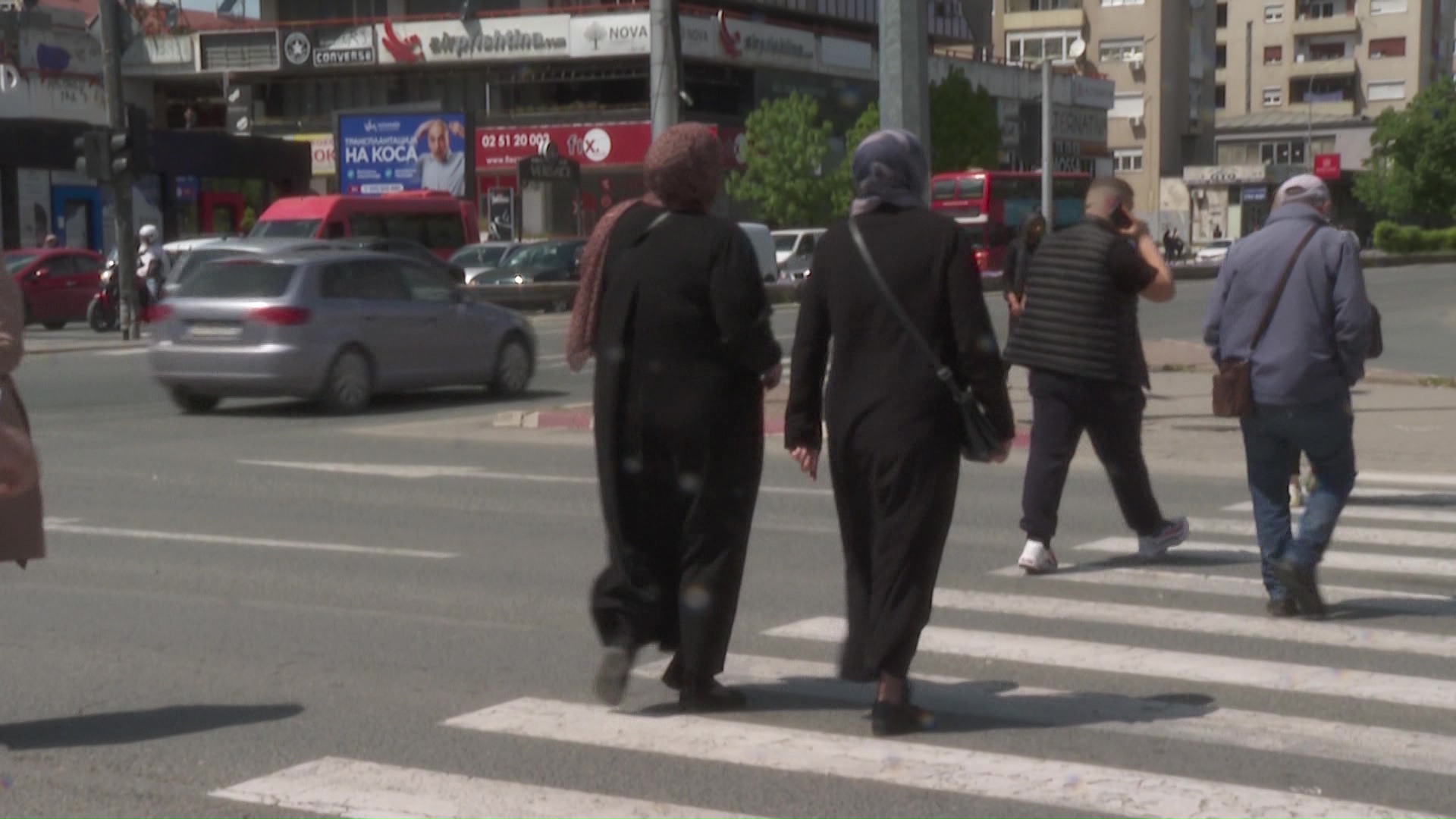 Косово ја потврди забраната за носење хиџаб во училиште – во Македонија за сега не се размислува за ваков чекор