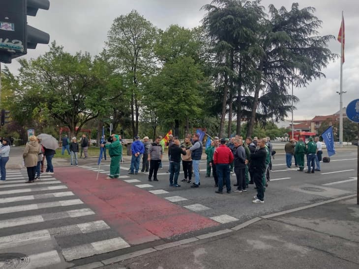 Вработените од „Паркови и зеленило“ продолжуваат со протести, ништо од исплатата на септемвриската плата