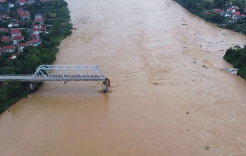 Расте бројот на загинати во поплавите во Виетнам, загинаа над 40 лица