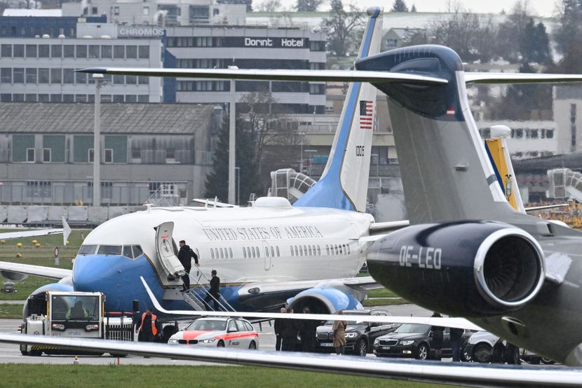 Бомба во авион- запрени се сите летови на аеродромот во Вашингтон, засегнати 820 авиони