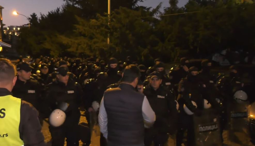 Околу српскиот парламент распоредени полициски сили: Собири на приврзаници на власта и поддржувачи на мајка која штрајкува со глад (ВИДЕО)