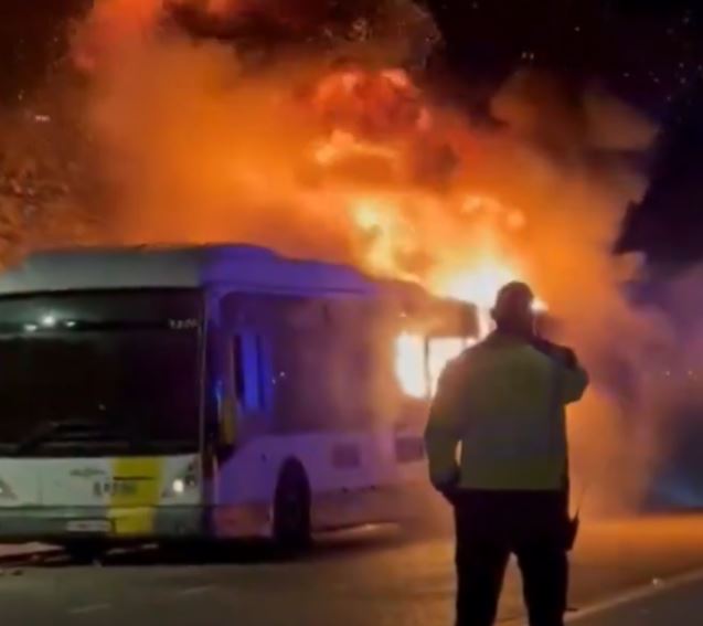 Во Бриж се запали автобус со навивачи на „Барселона“, нема жртви (ВИДЕО)