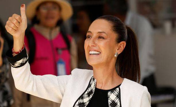 Мексиканската претседателка Шајнбаум поднесе тужба по инцидентот со јавното допирање