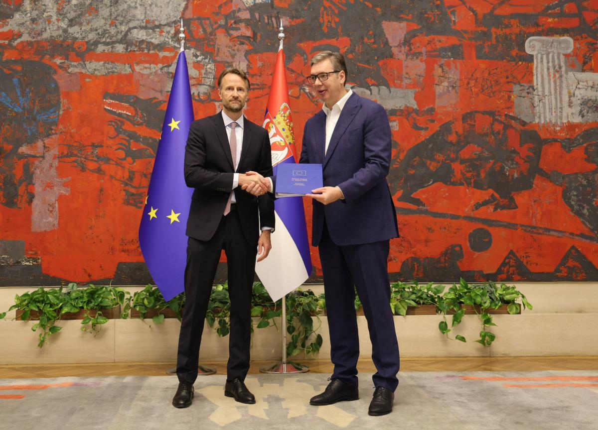Прес на шефот на Делегацијата на ЕУ со Вучиќ по предавањето на годишниот Извештај на ЕК