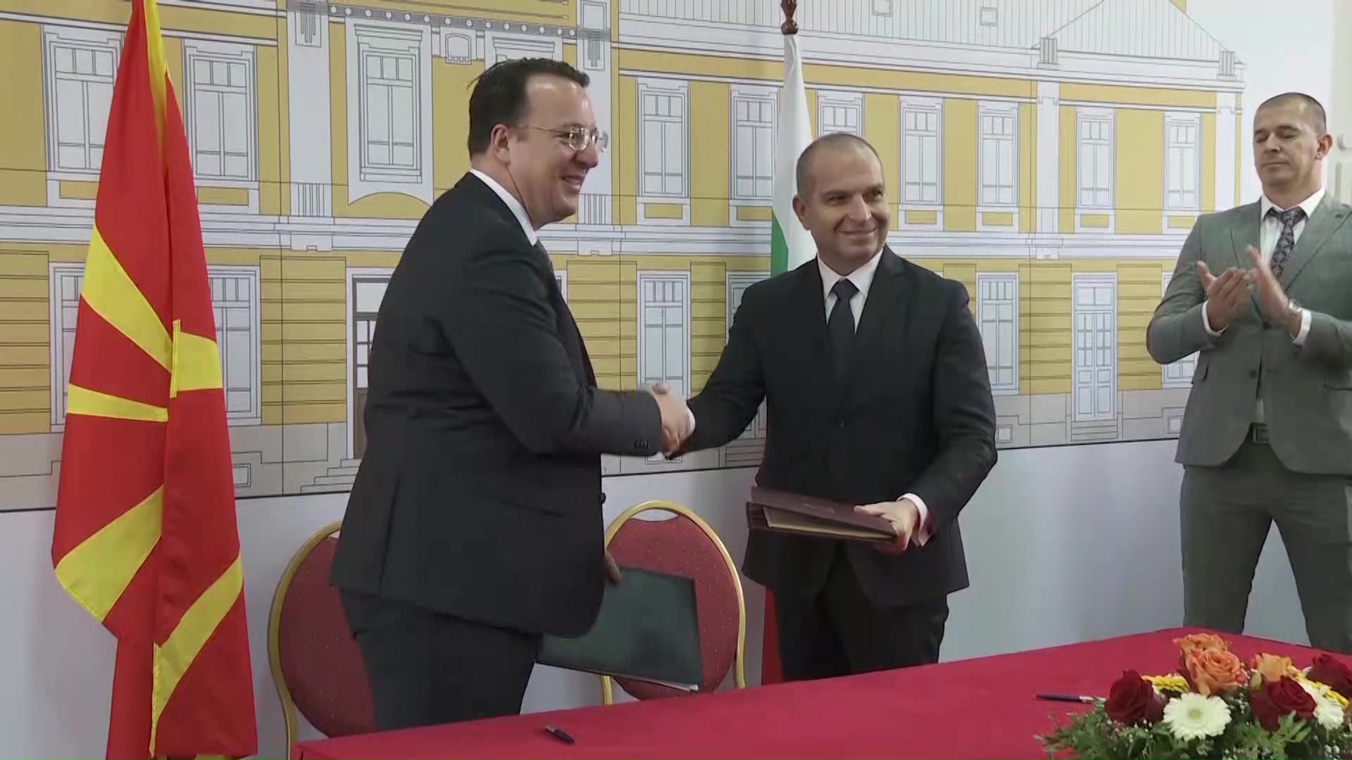 Македонија и Бугарија го потпишаа договорот за меѓуграничниот железнички тунел на Коридорот 8