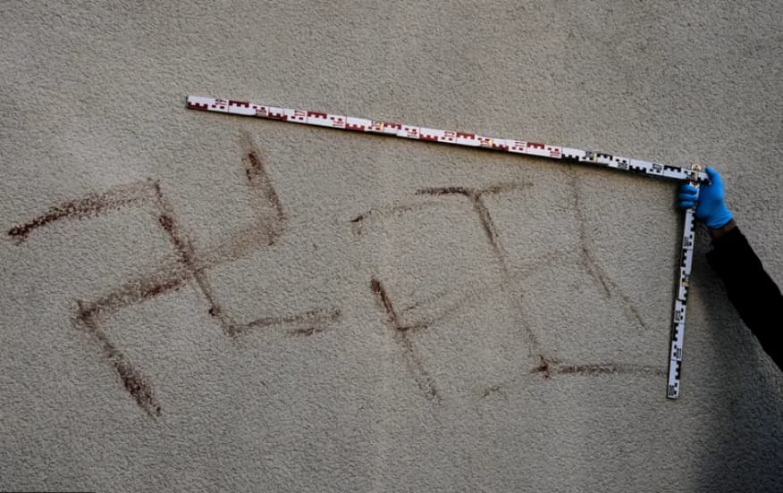 Германската полиција го реши случајот на „цртање кукасти крстови“ со човечака крв