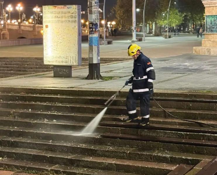 Фото: Од синоќа почна 72-часовното чистење на Скопје