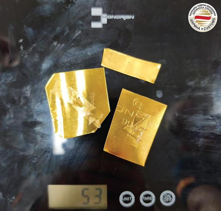 Царинска управа: Запленето злато, 37.500 евра, „Ејпл“ уреди, тутунски производи и парфеми