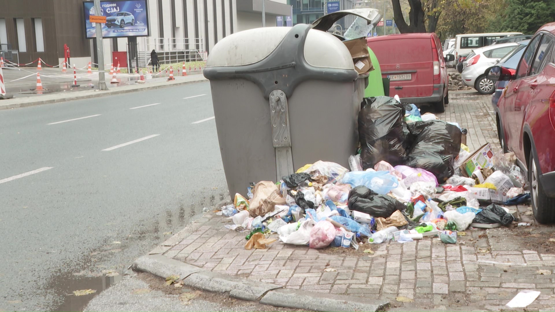 Скопје интензивно се чисти, вклучена и тешка механизација