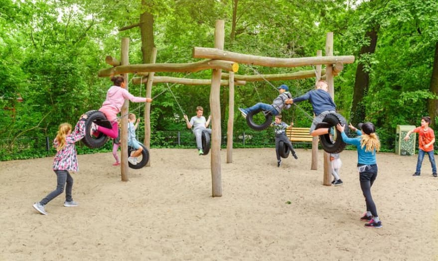 Драма во парк во Австрија: Дете натерало врсник да клекне и пукал од пиштолот што му го дал таткото