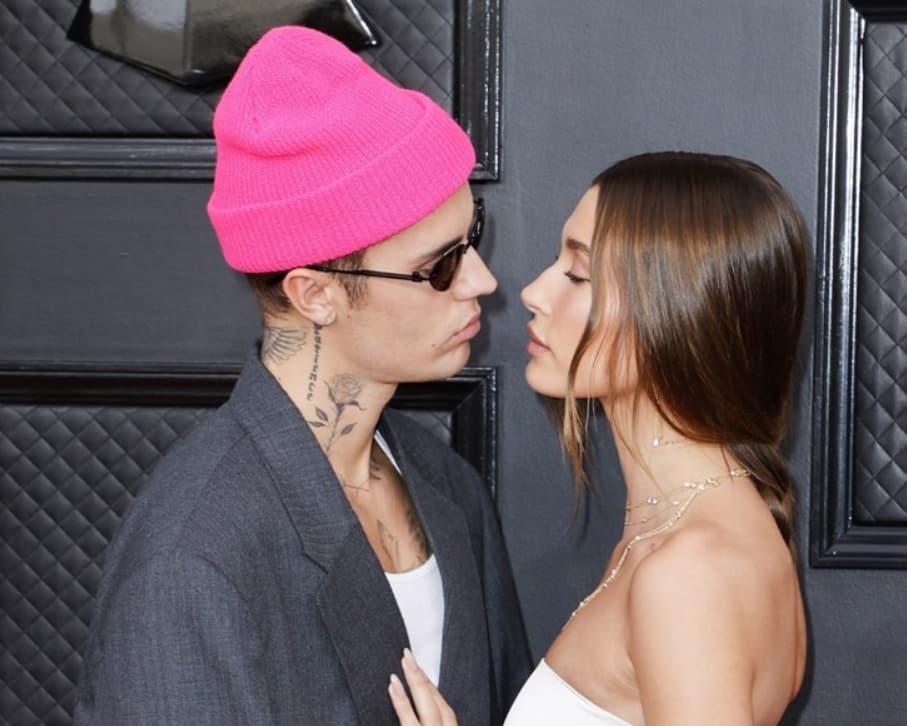 Хејли Бибер позира во мини бикини, сопругот Џастин се јави со коментар (ФОТО)