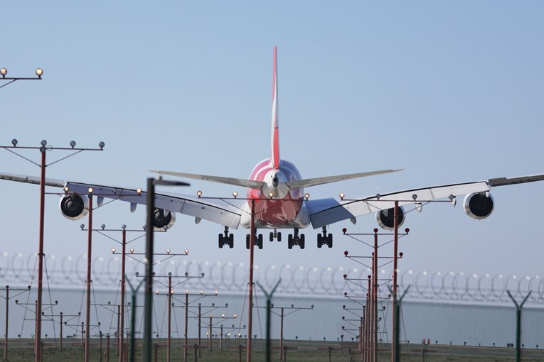 Илјадници летови во САД се откажани или одложени поради блокадата на владата