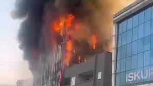 Најмалку шестмина загинати во пожар во магацин за парфеми во Турција (ВИДЕО)