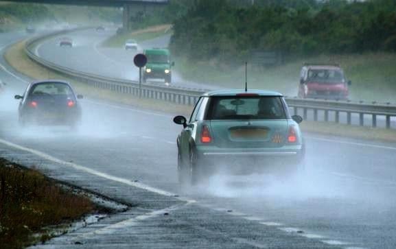 Сообраќајот се одвива непречено, по влажни коловози
