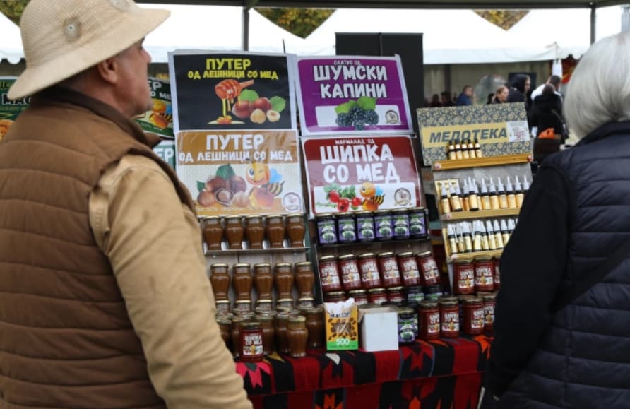 Саем на домашни земјоделски производи во Градскиот парк во Скопје